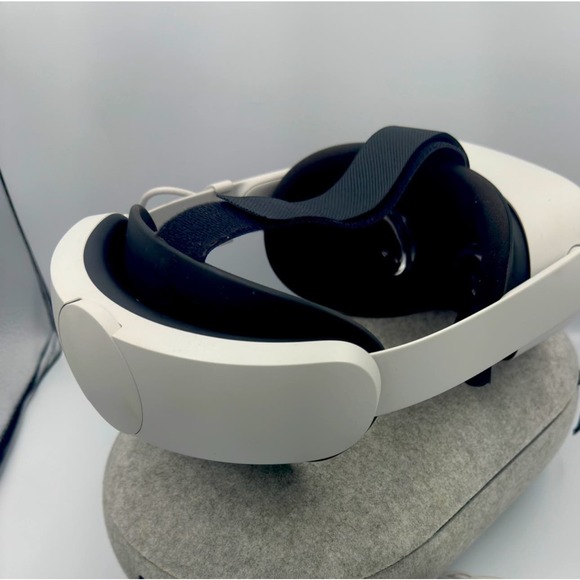 Oculus Quest 2 256GB with Elite Strap, Carrying Case, Upgraded Face Mask. - Picture 3 of 6